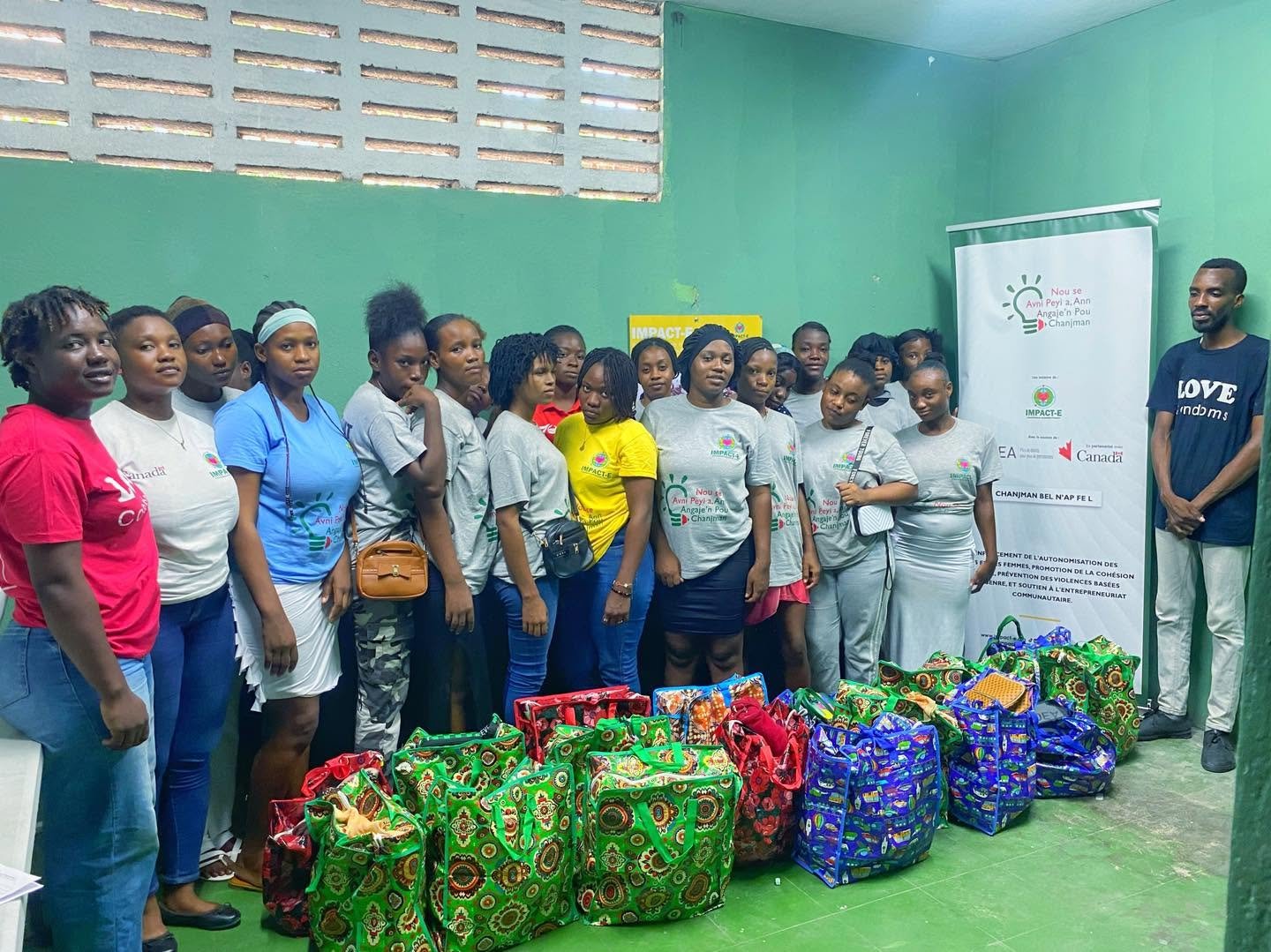 40 kits de dignit&eacute; destin&eacute;s &agrave; de jeunes m&egrave;res inscrites &agrave; notre programme ESPAS EKOUT &agrave; Cit&eacute; Soleil.